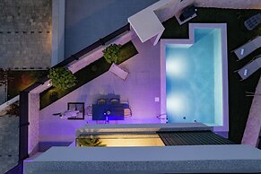 Smash C Apartments for 12- private pool