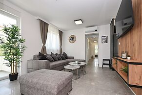 Smash C Apartments for 12- private pool