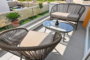 Smash C Apartments for 12- private pool