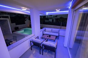 Smash C Apartments for 12- private pool