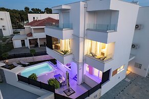Smash C Apartments for 12- private pool