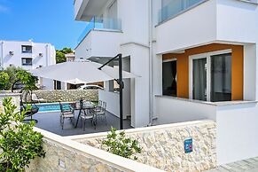 Smash C Apartments for 12- private pool