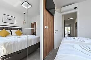 Smash C Apartments for 12- private pool