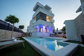 Smash C Apartments for 12- private pool