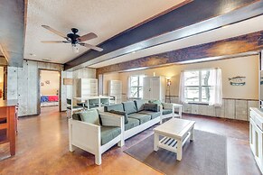 Winnsboro Lake Retreat: On-site Swimming & Fishing