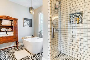 Hill Country Retreat w/ Lake View, Deck & Balcony