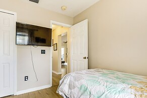 9 Mi to Clover Park: Poolside Paradise!