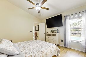 9 Mi to Clover Park: Poolside Paradise!