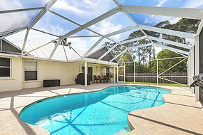 9 Mi to Clover Park: Poolside Paradise!