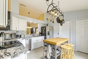 9 Mi to Clover Park: Poolside Paradise!