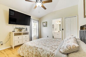 9 Mi to Clover Park: Poolside Paradise!