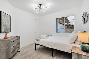 6 Mi to Joshua Tree: Home w/ Outdoor Oasis & View!