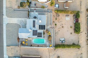 6 Mi to Joshua Tree: Home w/ Outdoor Oasis & View!