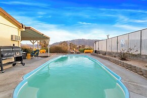 6 Mi to Joshua Tree: Home w/ Outdoor Oasis & View!