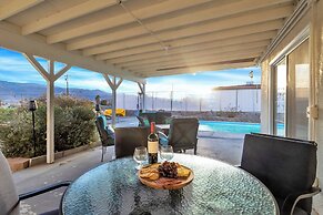 6 Mi to Joshua Tree: Home w/ Outdoor Oasis & View!