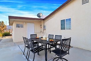 6 Mi to Joshua Tree: Home w/ Outdoor Oasis & View!