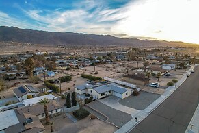6 Mi to Joshua Tree: Home w/ Outdoor Oasis & View!
