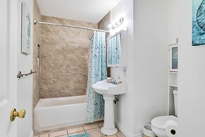 6 Mi to Joshua Tree: Home w/ Outdoor Oasis & View!