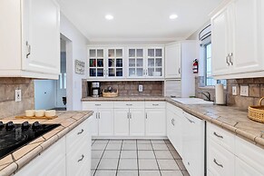 6 Mi to Joshua Tree: Home w/ Outdoor Oasis & View!