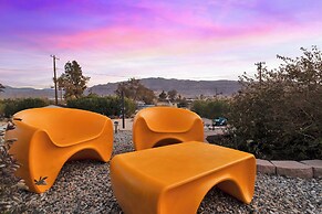 6 Mi to Joshua Tree: Home w/ Outdoor Oasis & View!
