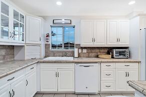 6 Mi to Joshua Tree: Home w/ Outdoor Oasis & View!