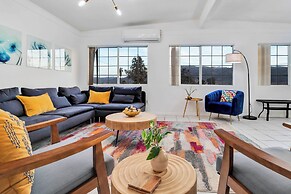 6 Mi to Joshua Tree: Home w/ Outdoor Oasis & View!