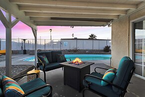 6 Mi to Joshua Tree: Home w/ Outdoor Oasis & View!