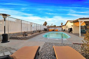 6 Mi to Joshua Tree: Home w/ Outdoor Oasis & View!