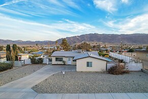 6 Mi to Joshua Tree: Home w/ Outdoor Oasis & View!
