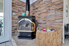 6 Mi to Joshua Tree: Home w/ Outdoor Oasis & View!