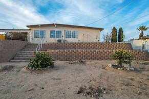 6 Mi to Joshua Tree: Home w/ Outdoor Oasis & View!