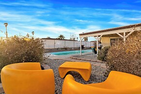 6 Mi to Joshua Tree: Home w/ Outdoor Oasis & View!