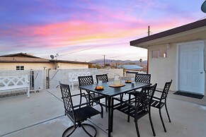 6 Mi to Joshua Tree: Home w/ Outdoor Oasis & View!