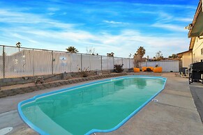 6 Mi to Joshua Tree: Home w/ Outdoor Oasis & View!