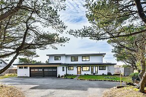 3-acre Oceanfront Home: Game Room & Fire Pit!