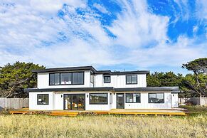 3-acre Oceanfront Home: Game Room & Fire Pit!