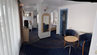 Briza Boutique Mamaia