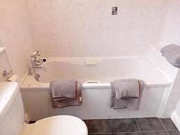 3 Bed-sleeps 5-garden-parking-pets