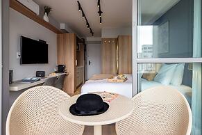 Charlie  Lumiere Klabin