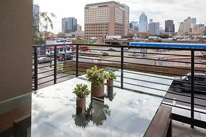 New Skyline Townhome on 6th