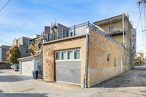 Walk to Blue Line: Sleek Apartment in Bucktown!