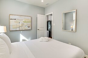 Walk to Blue Line: Sleek Apartment in Bucktown!
