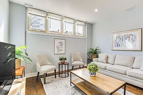 Walk to Blue Line: Sleek Apartment in Bucktown!