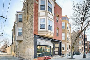 Walk to Blue Line: Sleek Apartment in Bucktown!