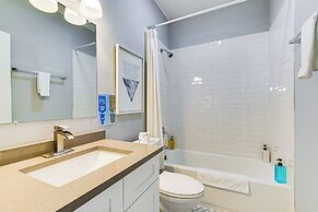 Walk to Blue Line: Sleek Apartment in Bucktown!