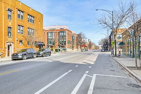 Walk to Blue Line: Sleek Apartment in Bucktown!