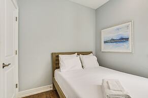 Walk to Blue Line: Sleek Apartment in Bucktown!