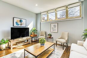 Walk to Blue Line: Sleek Apartment in Bucktown!