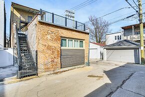 Walk to Blue Line: Sleek Apartment in Bucktown!