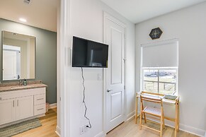 6 Mi to Hospitals: Nurse-friendly Houston Home!